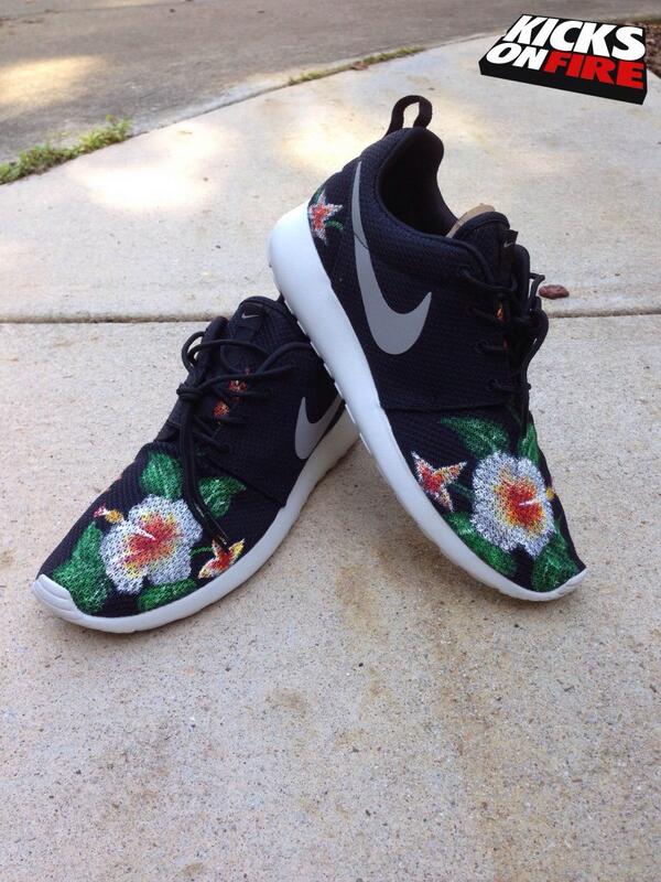 JsTrendz's tweet image. Unbelievable roshe run black floral design! Retweet for release! #FloralNike