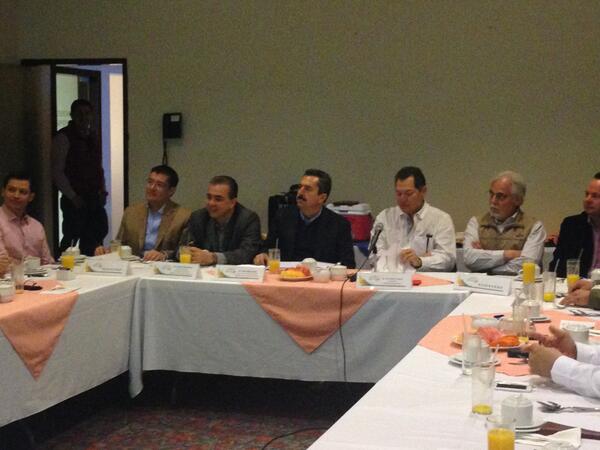 sedecosin's tweet photo. Para elaborar un plan conjunto entre Codesin, Intercamaral y SEDECO, Aarón Rivas se reunió con sus integrantes. http://t.co/TLPVyWSghX
