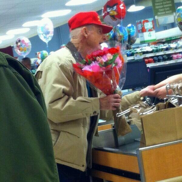 MejoresTwits's tweet photo. Él aún le compra flores a su esposa para San Valentín. https://t.co/RZBuMhvBfT