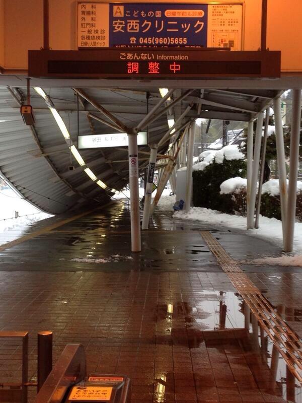 yamadenshimanga's tweet photo. 【速報】こどもの国駅が大雪で崩壊 http://t.co/RV7O8eOlai