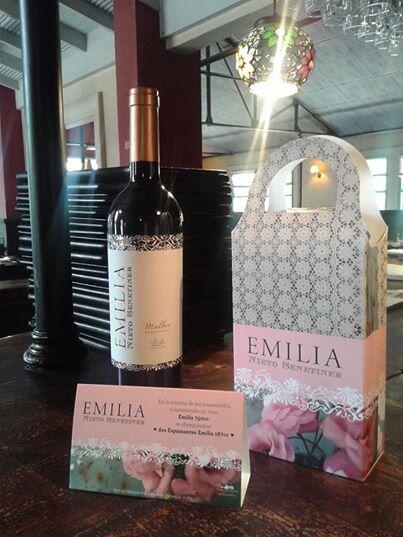 Angiesanisidro's tweet photo. Celebramos #SanValentin en @Angiesanisidro  con esta romántica promo de bodega @nietosenetiner http://t.co/yHHjKQgh5L