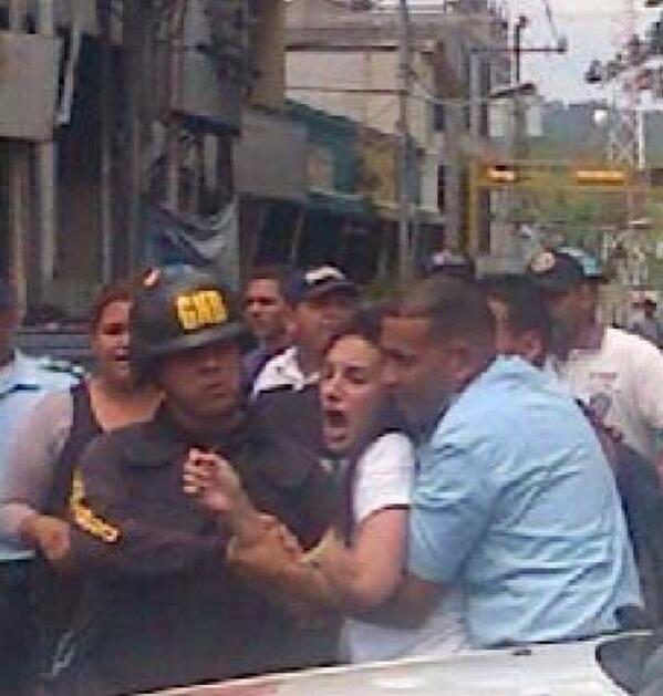 Gral_Vivas_P's tweet photo. VENEZUELA:Que el mundo vea como una niña de 16años ES DETENIDA por esbirros de la vergonzosa GuardiaNacional en Upata http://t.co/Q3HSudZaGA