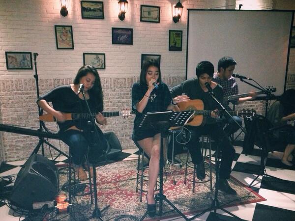 LeoCosmoTeens's tweet photo. Last night! Performance by 7thsway at Grand Opening Noir Cafe http://t.co/fwVrt28MTy