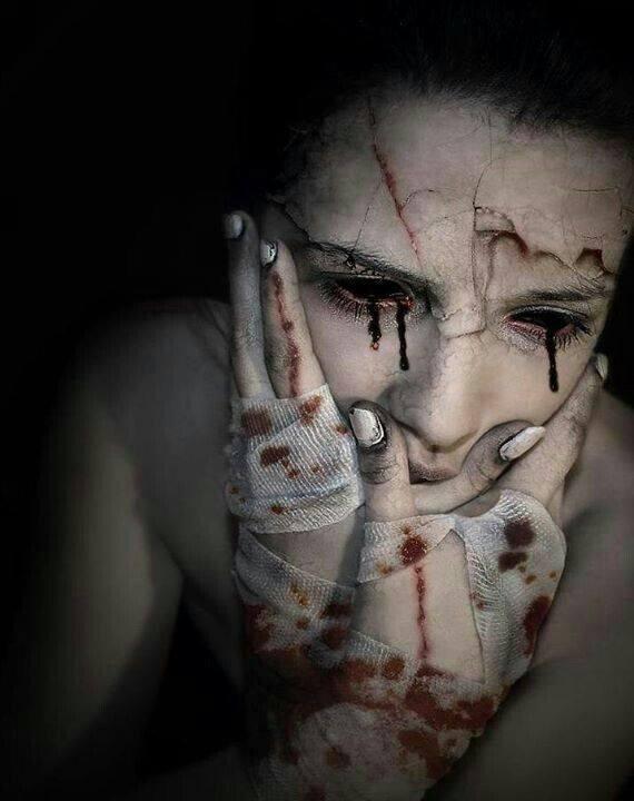 FracesSuicidas's tweet photo. Esa chica que siempre sonríe llora en las noches,esa que está delgada ayuna,esa que aparenta estar bien,no lo está. http://t.co/klThmrAMa6"