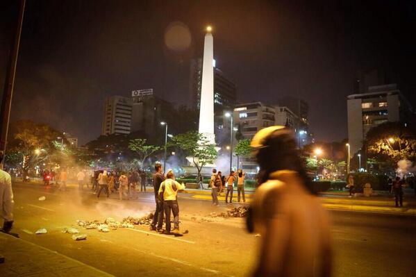 experienciajovn's tweet photo. Urgente: me confirman presencia de colectivos y disparos en Altamira. Hacer RT masivo http://t.co/ZA0atqMgXO