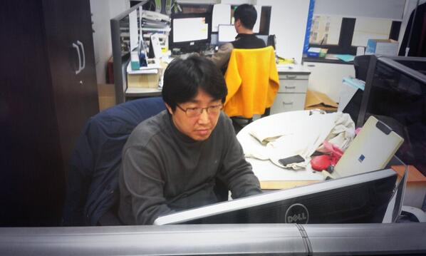 XAUUSD_GoldEA's tweet photo. MBC 사표 냈던 박대용 @biguse 기자가 뉴스타파에 합류, 일하고 있는 모습. 해직 언론인들에게 "뉴스타파 만들어 한번 해보자" 처음 제안했던 분이세요. 자 권력자들, 벌벌 떨 준비 하십시오. http://t.co/uGx4tYHkNz