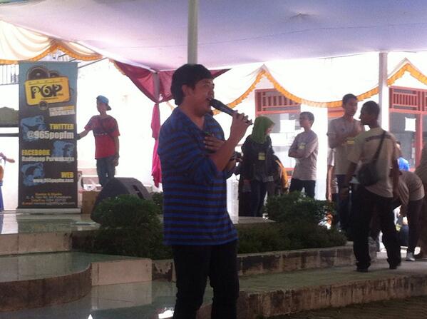 Vokalis goliath lagi ngehibur tamu undangan nih