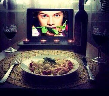 viriibarra's tweet photo. Aquí celebrando San Valentín con @Harry_Styles 🍷🍝🍴 #AmorTelehitOneDirection 😜😂❤️ http://t.co/xHOMSWMMa6