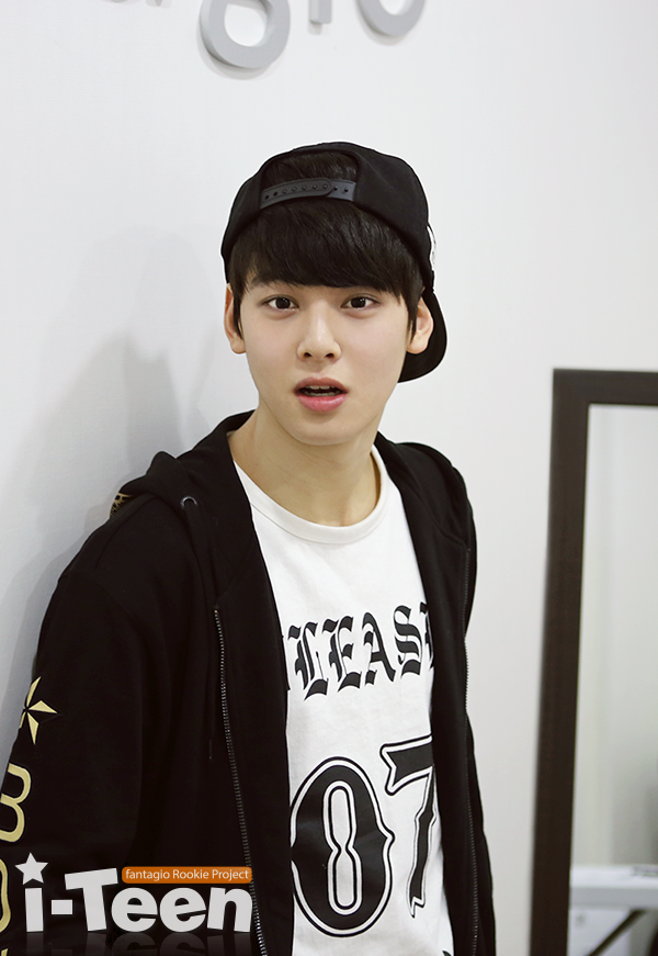 fantagio_iTeen's tweet photo. [#아이틴 #동민] 보컬 수업 시작 전, 연습중인 동민이 순간포착! 토요일에도 아이틴의 열혈 연습은 계속 됩니다 쭈욱~ http://t.co/aTfjKtEdMu
