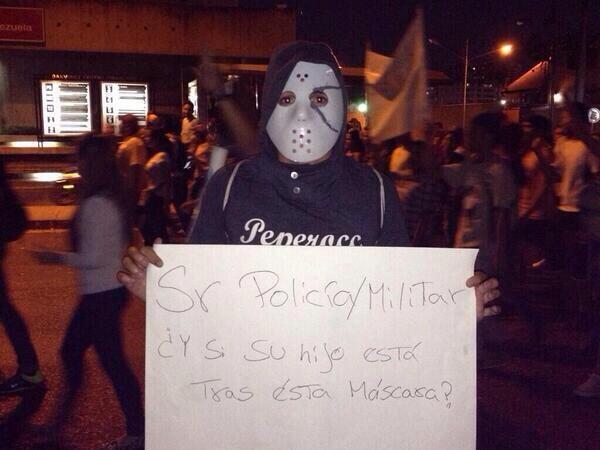 TuEresElMedio's tweet photo. Pancarta del día dedicada a los militares o policías padres de familia #15FVnzlaEnlaCalleNicolásPaElCoñoTeVas http://t.co/fpkKXBcBHT