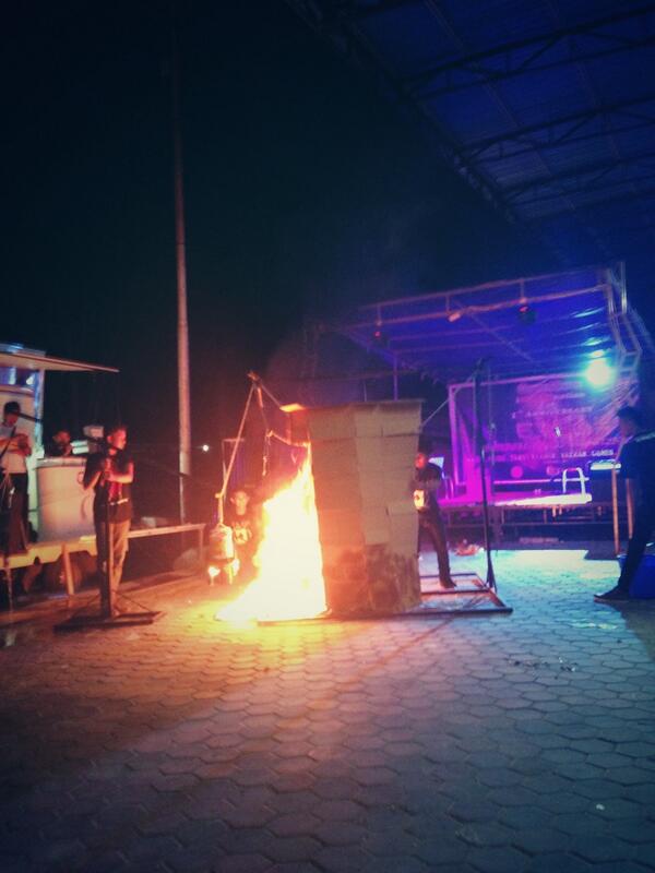 _MagicalNight_'s tweet photo. Fire on the stage tonight, sooo hooot http://t.co/mLlnsDWV84