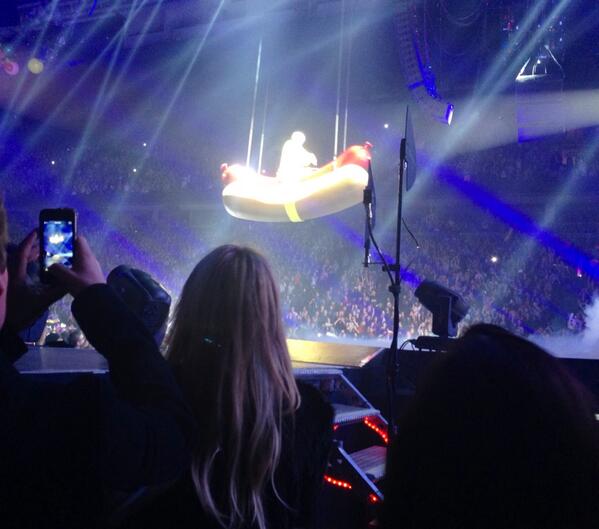 SeriouslyCyrus's tweet image. We're watching a proud @tishcyrus watch @MileyCyrus on a flying hotdog!  Everybody needs to go see  #BANGERZTour2014