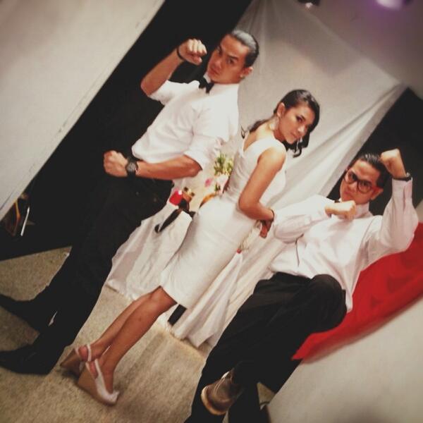 Martinatic_OFC's tweet photo. Keceee bangeeettt k martina ditengah tengah cowo ganteng @AgungSaga &amp; @malvinofajaro >< http://t.co/SQveIKQ1wV