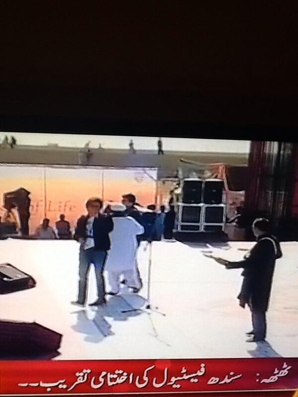 Shehzad Roy hits the stage on closing ceremony in Thatta. #SindhFest