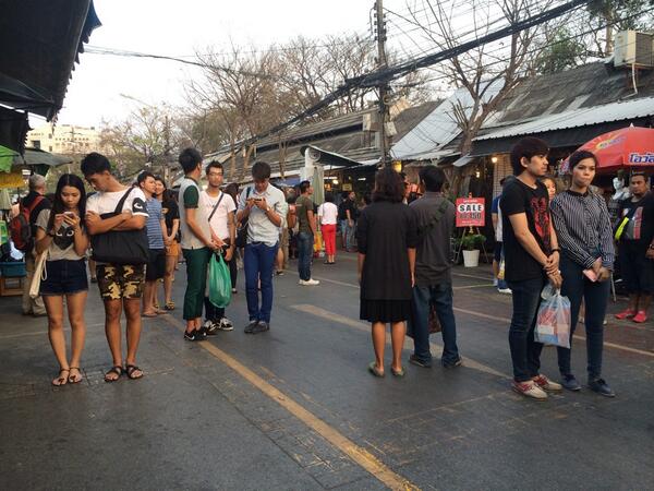 9tana's tweet photo. คนไทยยืนตรงเคารพธงชาติที่ตลาดจตุจักรยังกับกดปุ่ม pause ...ฝรั่งอเมซิ่งมากคว้ามือถือมาอัดคลิป http://t.co/RfH46z9tbV