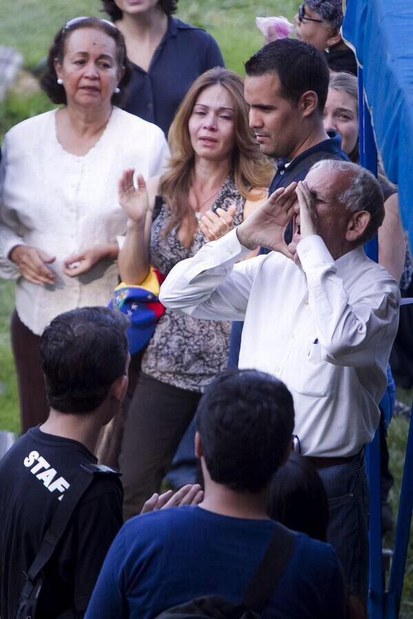 Padre del joven Roberto Redman, dándo ánimo a estudiantes, durante el entierro dsu hijo! #CERREMOSNUESTRACALLE ?
