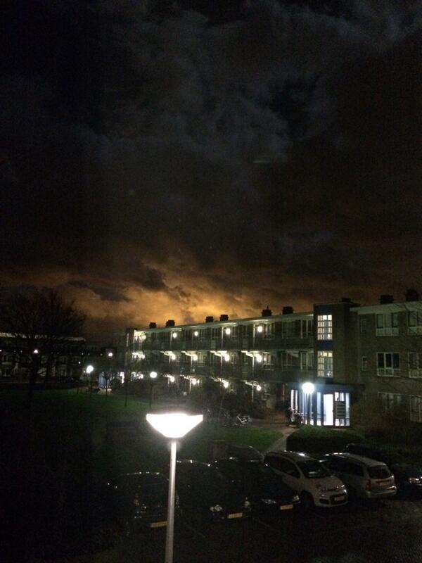 Creabis's tweet photo. Zaterdag 15 febr 02:00, wat is dit voor licht boven Leiden Zuid Oost? http://t.co/5pRzJibtS0