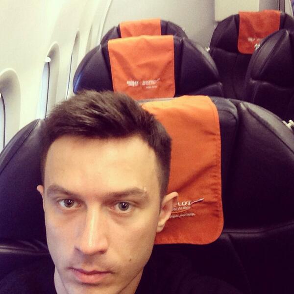 dmkuznetsov's tweet photo. Полетели с @aeroflot  ) шикарные девушки бортпроводники))) http://t.co/fjI5gw3vDX