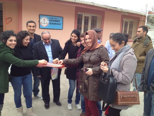 Uyum Eğitimi için yeni atanan öğretmenlerle Uzunköy Ilkokulunda Zuhal Öğretmenin hoşgeldin karşılaması