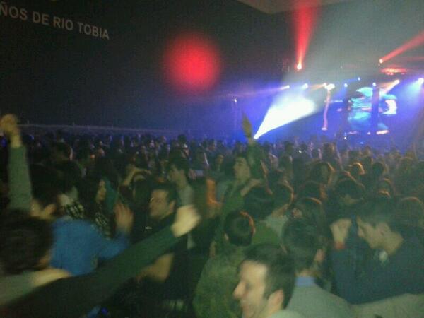 2014_QUINTOS's tweet photo. Así estaba el frontón el viernes. Gracias a todos por venir! http://t.co/yQeaoOs4HX