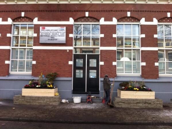 rinibiemans's tweet image. Vandaag bloembakken geplaatst samen met Anadalu Moskee Oranjeboomstraat, prachtig ontwerp Tuinvrouw Irini