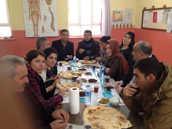 Uyum Eğitimi için yeni atanan öğretmenlerle Sancar Köyünde sınıfta tandır ve köy peyniryle kahvaltı yaparken