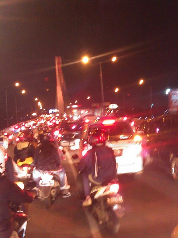 bernardinusardi's tweet photo. RT @radiocosmo: Macet Flyover Pasupati arah Gasibu http://t.co/IcF9vO3bxW"