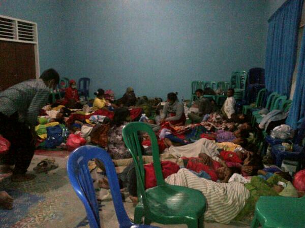 DyanaSetya's tweet photo. @tahajud ini slh 1 lokasi pengungsian. @pedulijilbab @felixsiauw @tausiyahku @Muslimah_talk @SPJ_Lombok @SPJ_Jogja http://t.co/aETkW49Gd9