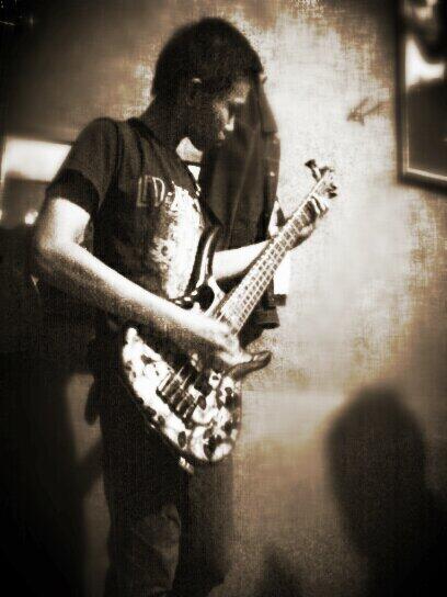 SFTofficial's tweet photo. Dan ini bassist kita yg paling cool http://t.co/QpwA9mQeuL