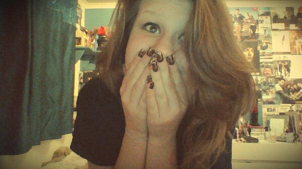 DiscardingGee's tweet image. Got my nails done today because THERE IS NO SCHOOL FOR A WEEK! and now watching the last song cause i'm in the mood x