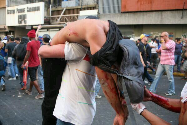 AnonsVenezuela's tweet photo. Nos estan matando a los estudiantes y varios representantes estudiantiles, estan vendiendo a todos. ALERTA http://t.co/vxdPOpkrQR