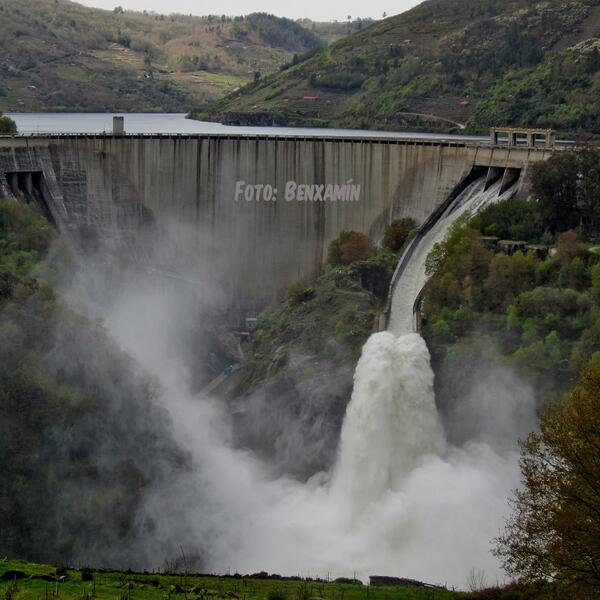 BenxamiM's tweet photo. La apoteosis del agua ! (algo hermoso producto de la #ciclogénesis) #Belesar #EmbalseDeBelesar #RioMiño http://t.co/bCxZir1Lzm