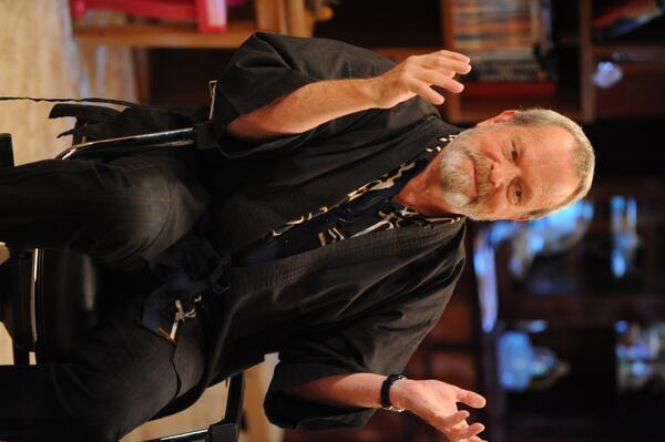 TVSanjeev's tweet image. #kumars Wed 10pm SKY1HD. @terrygilliamweb describing the size of the largest head belonging to a @montypython member