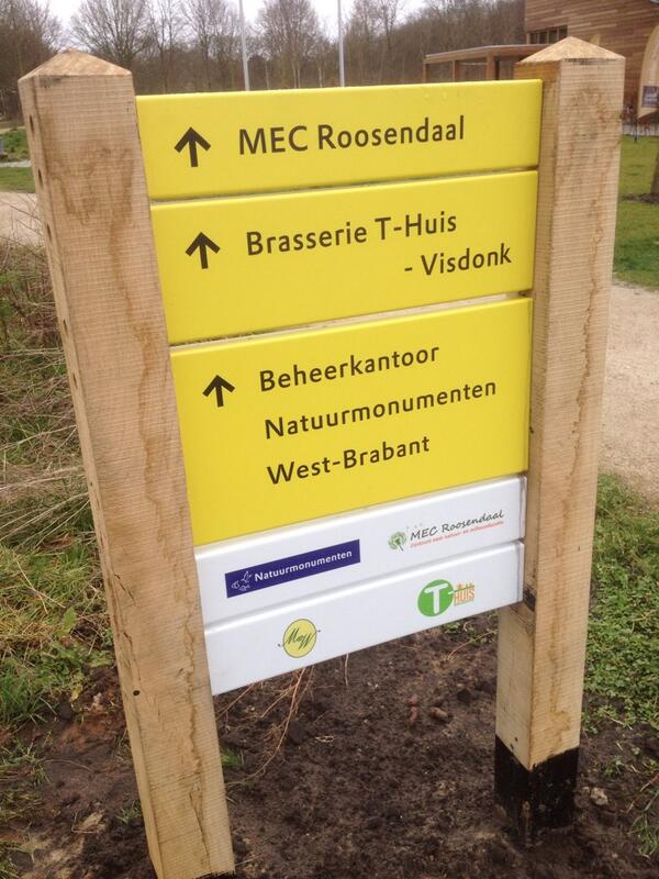 Dit bord plaatsen ze dan recht voor m'n deur!!!!