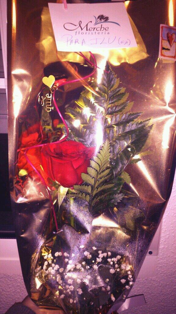 IluGmnz's tweet photo. Llegar a casa y ver esto pues alegra el corazon! Gracias mi amor.! @Lyduma http://t.co/aNL3xGOKij