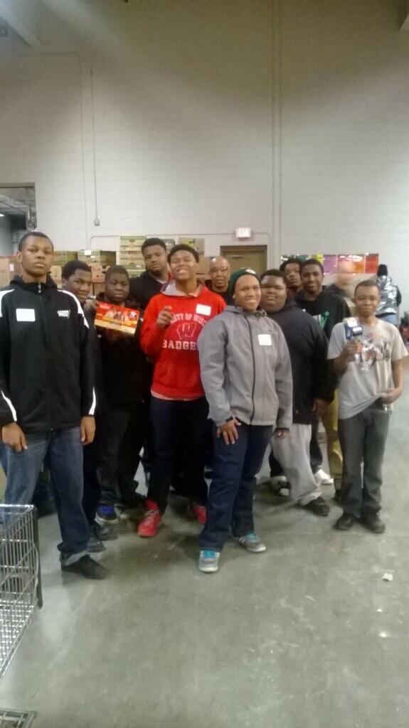 operationDREAM's tweet photo. Worked at the warehouse of Feeding America today!! #OperationWork http://t.co/jjSowzNzw2