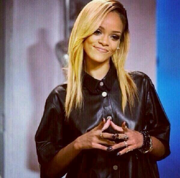 DamnHiIarious's tweet image. the face u make when u know someone doesn't like u but u don't even care