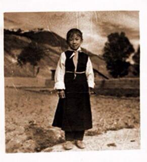 RT <a href="/degewa/">འོད་ཟེར།唯色Woeser💙💛 🦋</a>: 还有一个图伯特宝贝。。多年前在康道坞（道孚）的我～～