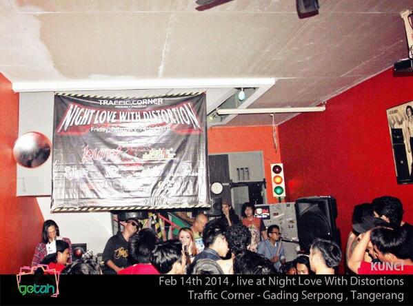 Rioooott..!! RT <a href="/getahphotograph/">getah photography</a>: <a href="/_KUNCI_/">Kunci Band</a>  perform at @Trafcorn "night love with distortions".. crowded...