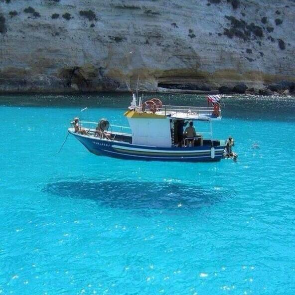 iIusionOptica's tweet photo. Pareciera que éste barco está volando pero en realidad el
agua es tan cristalina que se alcanza a ver el fondo. http://t.co/OnSbgHOzPY