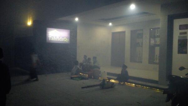 fajrunwm's tweet image. Fogging lagi, @rumahtahfidzQu Deresan Jogja. Dalam kondisi berdebu pasca erupsi Gn. Kelud. #InnerSmoke, #OuterDust.