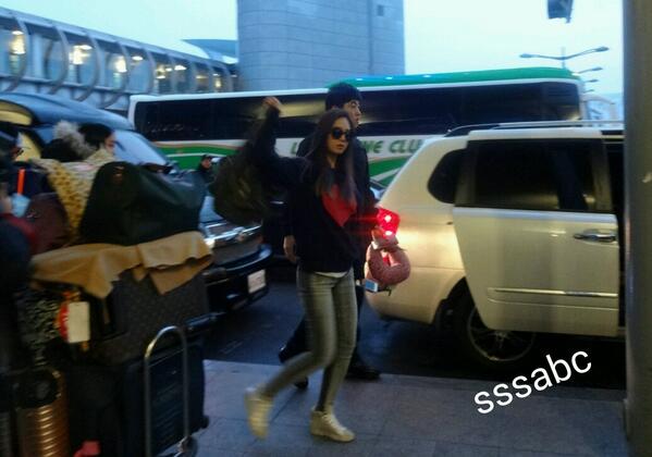 [PIC][16-02-2014]SNSD trở về Hàn Quốc vào sáng sớm nay BgjJrPOCMAAPXlW