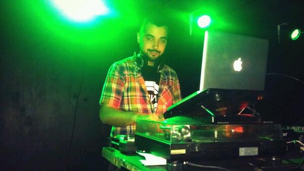 <a href="/Mr_bathrooms/">Peter</a> en cabina <a href="/NNCollective/">NoИame Collective</a> en #ClownParty #random :)