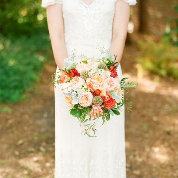 theknot's tweet image. How to pick the perfect bouquet size! spr.ly/60195uJd