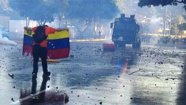 NotiVenezuela99's tweet photo. RETWEET MASIVO! 
#16FVnzlaEnlaCalleNicolásPaElCoñoTeVas
DE QUE TE VAS TE VAS Nicolás! http://t.co/A48QzqP5cN