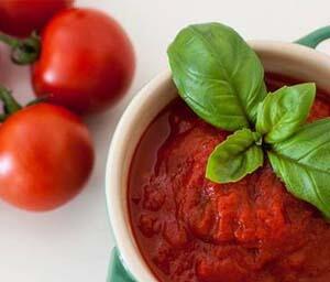 Соус из томатов в собственном соку. Помидоры в томатном соке. Соус из мелкорезанных томатов полпа. Томатный соус с вином. Томатная сальса.