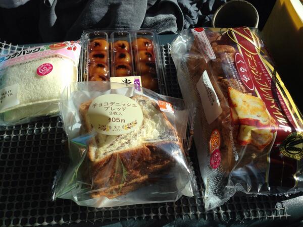 角煮 ヤマザキパンネ申だは 談合坂saでパン貰った ﾟ Pd Q ﾟ 周りのトラックの運ちゃんも手伝ってパン 配ってた これからはヤマパンしか食べない Http T Co Drn98brstr