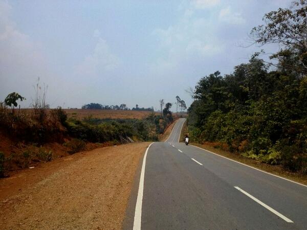 West Kalimantan driving heaven, from Nanga Tayap to Tayan. Full speed to the max ...