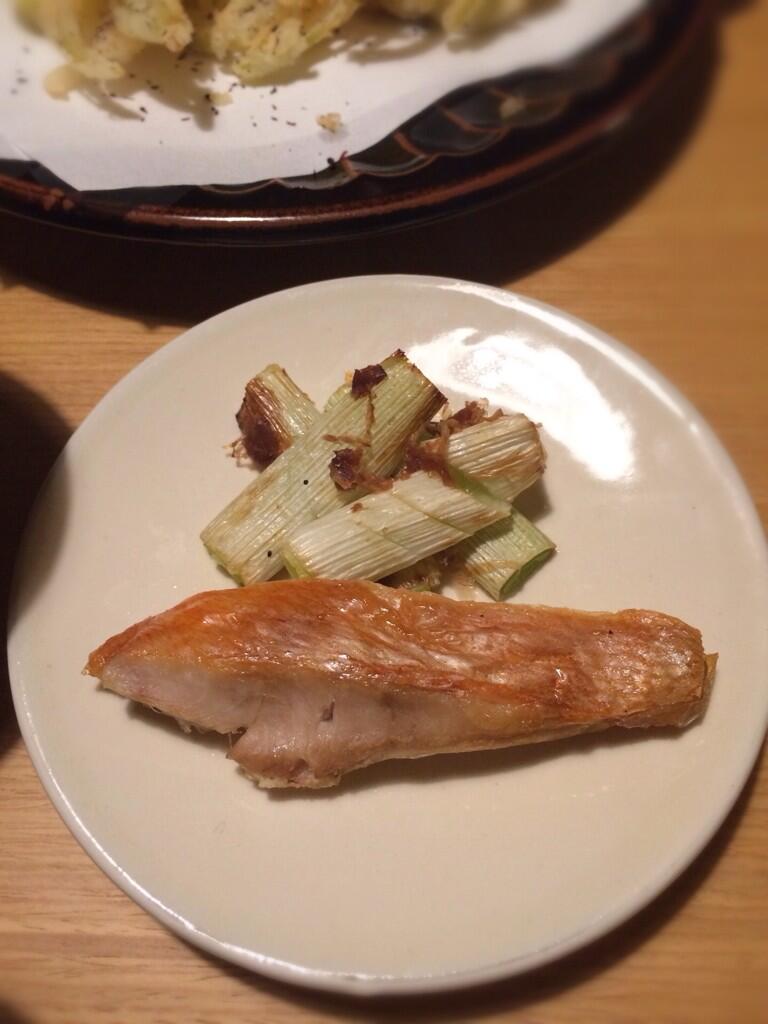 寿木けい 金目鯛の塩焼き 金目鯛の切身は皮面には少ししっかりめに塩 身には軽めに塩を振る 魚焼きグリル で皮面から強めに焼き ひっくり返して中火でじっくり焼く ねぎは鯛と一緒に焼いておかか醤油で和える Http T Co Ci40h9igdl