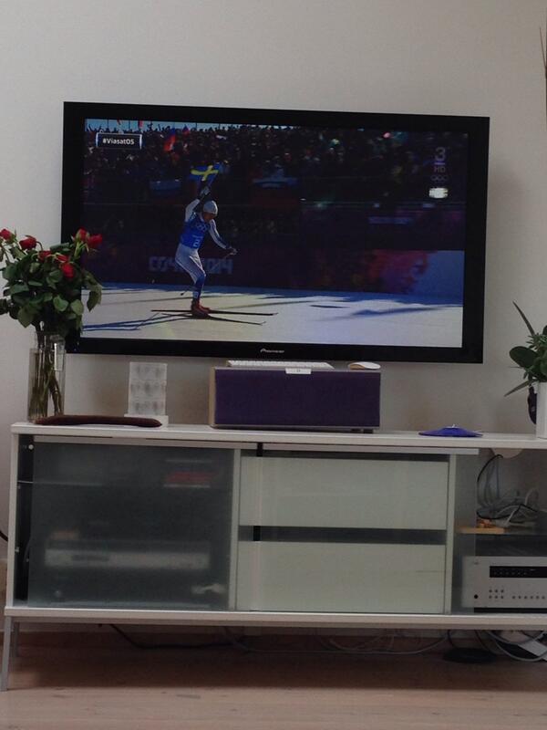 FabianDaSilvaG's tweet photo. Hela familjen satt här och skrek idag IGEN! Wow Sverige, både damerna och herrarna! OS-guld #ViasatOS #sotchi2014 http://t.co/kuOfAbnR2R